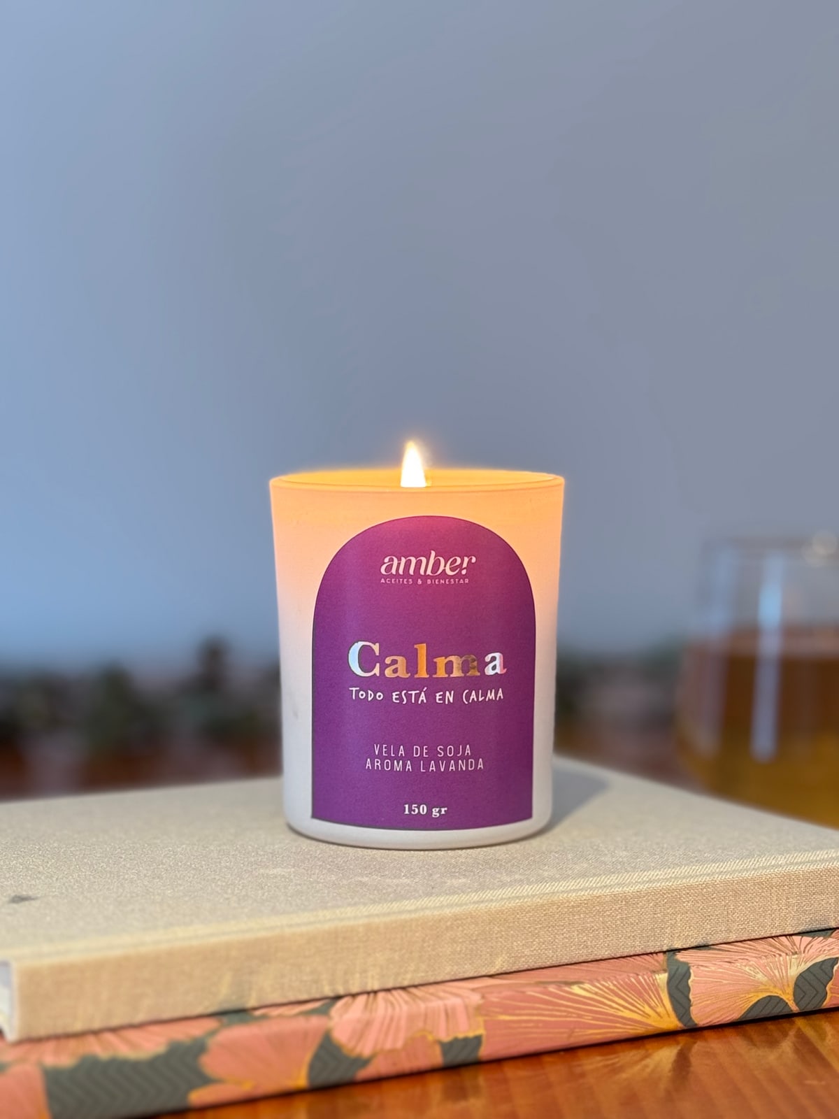 Vela Amber Calma de soja de 150 g encendida